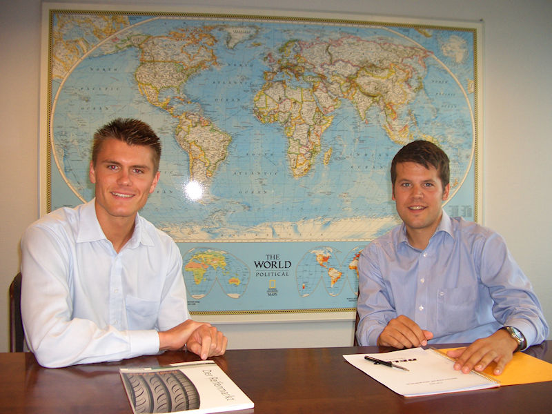 Rutger Veerman (links) und Tom Van Dyck sehen Deldo Autobanden heute in einer wichtigen Rolle zwischen der Reifenindustrie und dem europäischen Reifenfachhandel (Bild: NRZ/Arno Borchers)