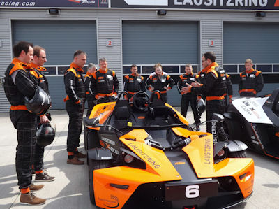3 Instruktor Carsten Seifert erlaeutert den KTM X Bow tb