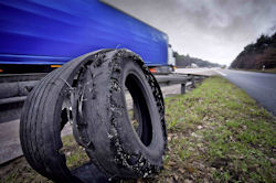 Altreifen auf Autobahn tb