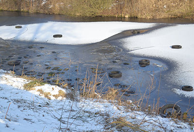 Altreifen im Wasser