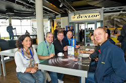 GDHS Haendler gut gelaunt in der Dunlop Lounge tb