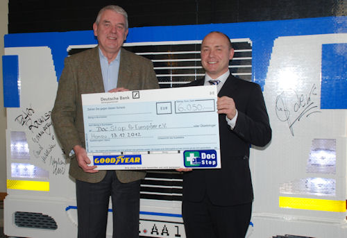 Goodyear LEGO Lkw Charity Auktion Spendenuebergabe Doc Stop 1 tb