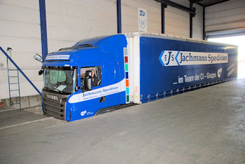 Lkw der Erich Jachjmann Spedition an der Ladeschleuse in Wuelfrath tb