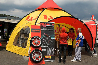 Pirelli Domzelt im Fahrerlager
