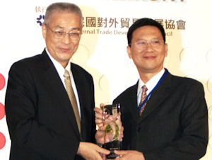 Premier of Taiwan Wu Den Yih and Executive Deputy General Manager of Nankang Hu Wun Cheng in Top 100 Taiwan brands ceremony