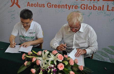 Signing contract AeolusHeuver