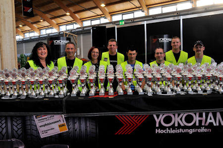 Tuning Award Jury mit den Pokalen tb