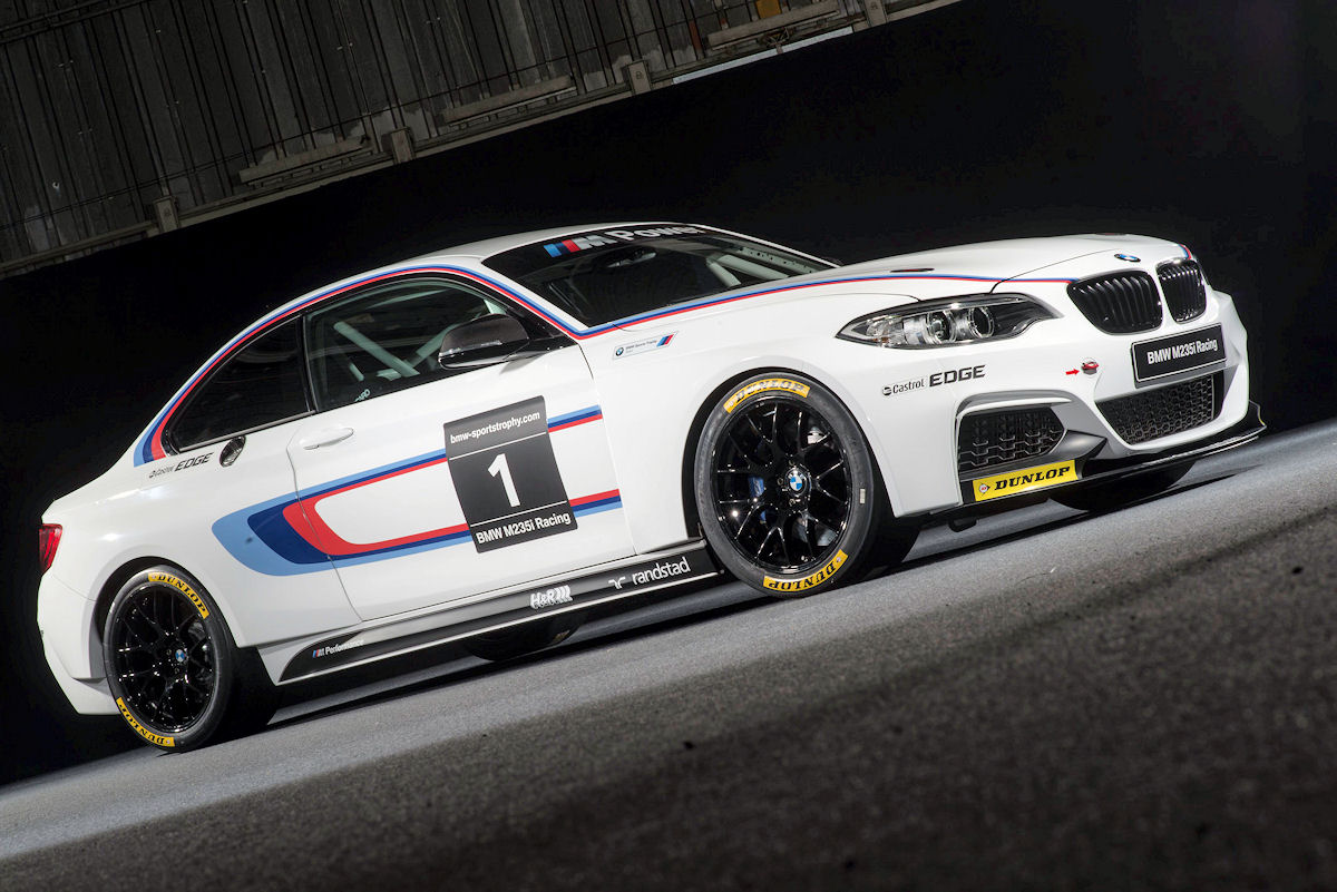Dunlop BMW M235i Racing auf Dunlop tb