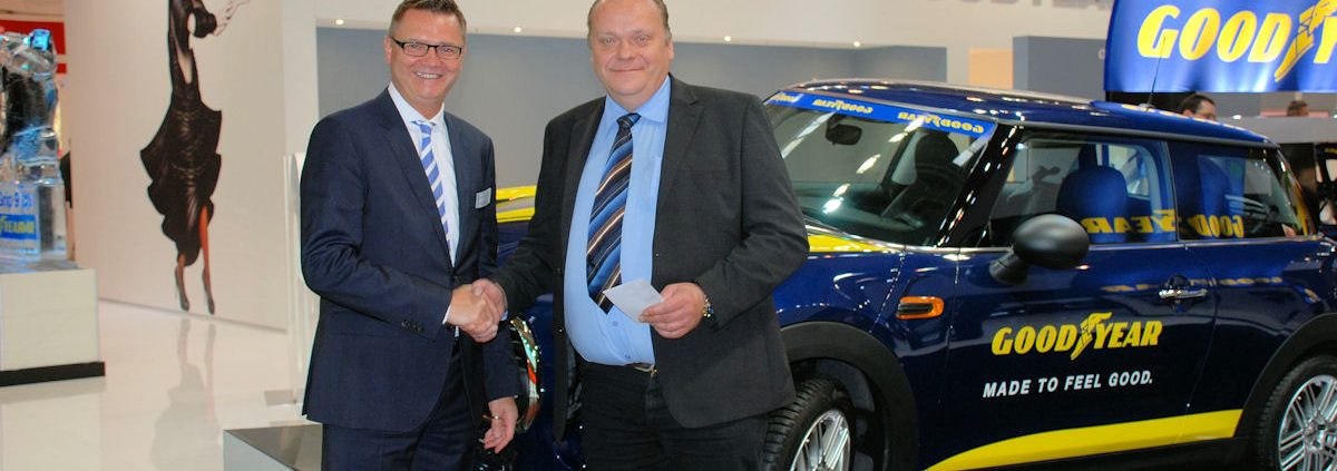 Goodyear Mini Ersatzfahrzeug Übergabe vl Frank Pickshaus und Thorsten Fischer tb