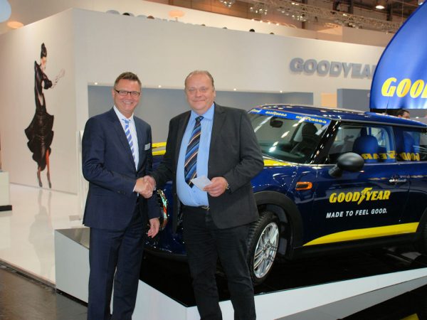 Goodyear Mini Ersatzfahrzeug Übergabe vl Frank Pickshaus und Thorsten Fischer tb