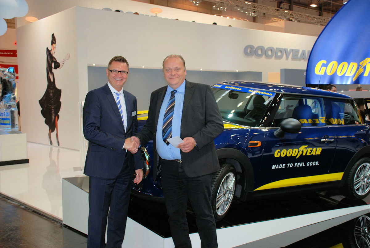 Goodyear Mini Ersatzfahrzeug Übergabe vl Frank Pickshaus und Thorsten Fischer tb