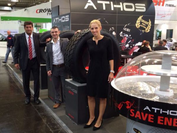 neuer Distributor UK from left Ralf Hämmerling Philipp White and Carolin Pfaffenbach tb