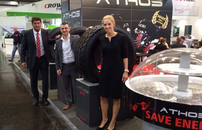 neuer Distributor UK from left Ralf Hämmerling Philipp White and Carolin Pfaffenbach tb