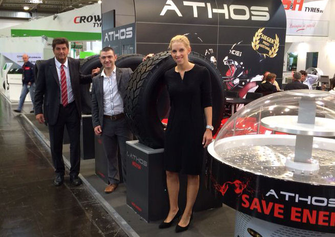 neuer Distributor UK from left Ralf Hämmerling Philipp White and Carolin Pfaffenbach tb