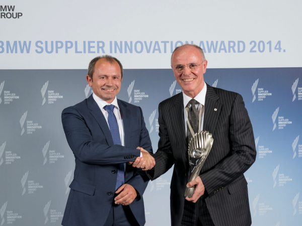 BMW BSEU CEO with BMW Innovation Award for Efficient Dynamics tb