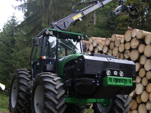 Forsttraktor im Einsatz tb