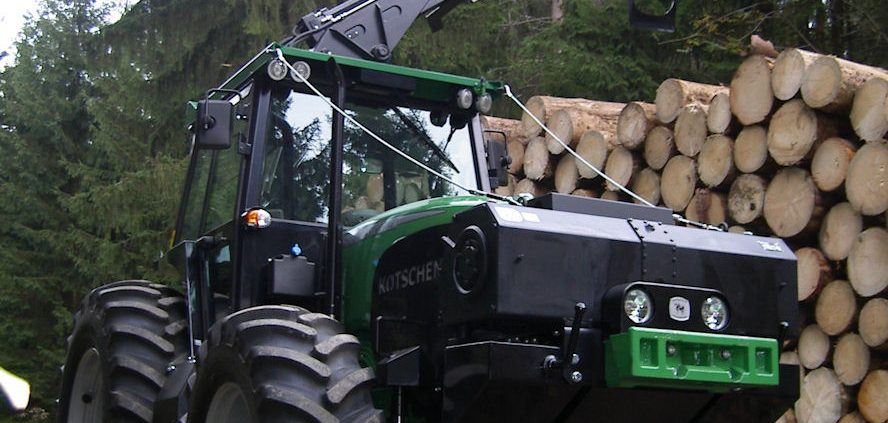 Forsttraktor im Einsatz tb