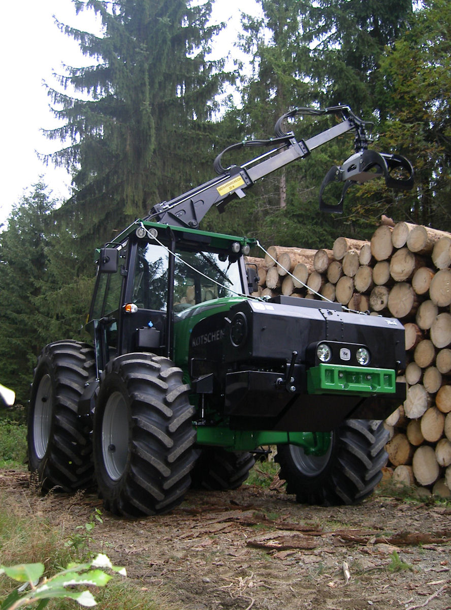Forsttraktor im Einsatz tb