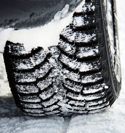Winterreifen auf Schnee