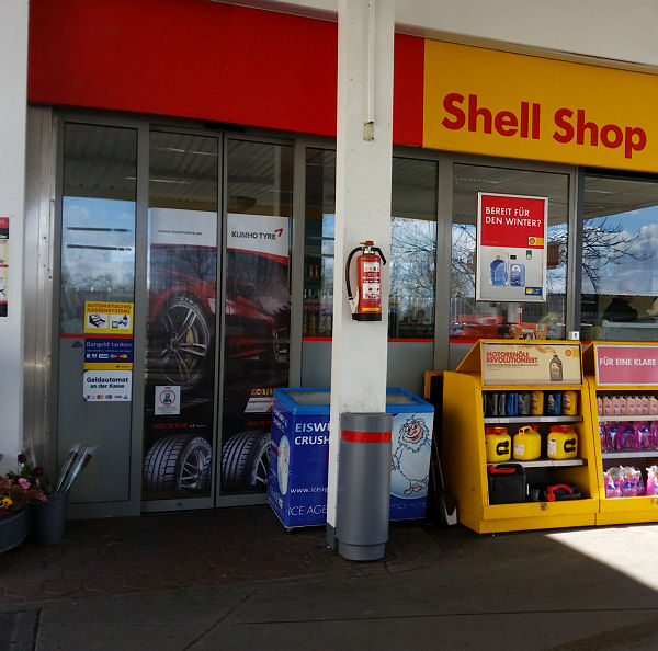 Kumho Werbung an Shell Tankstellen