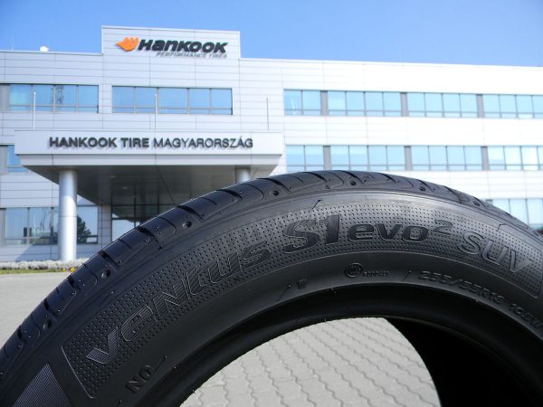 Hankook Tire as Original Fitment on Porsche Macan1 01 tb