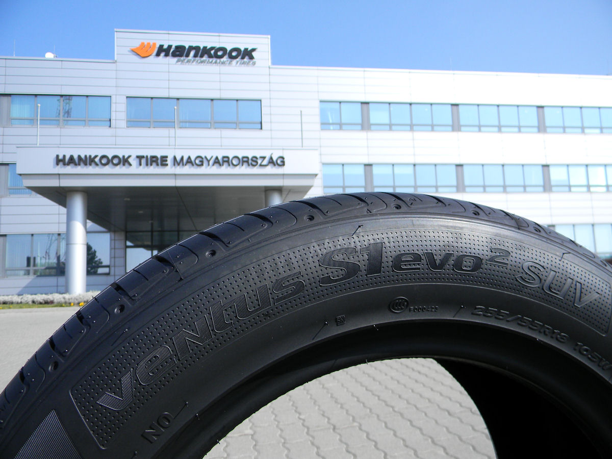 Hankook Tire as Original Fitment on Porsche Macan1 01 tb