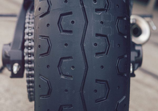 Pirelli Phantom Sportscomp OE bei Yamaha XSR700