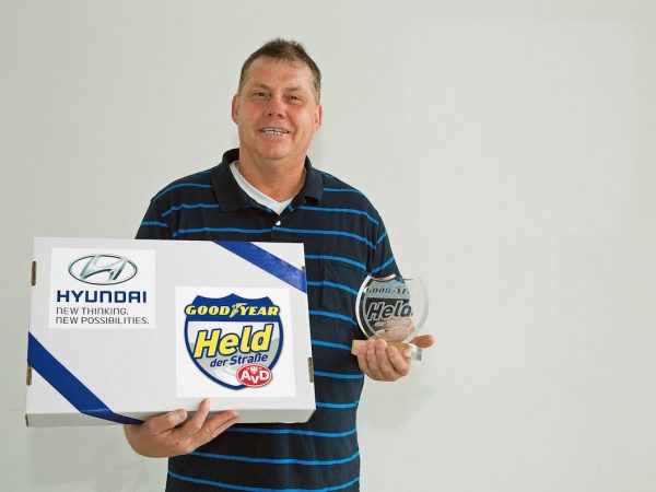 Winkler mit Paket und Pokal tb