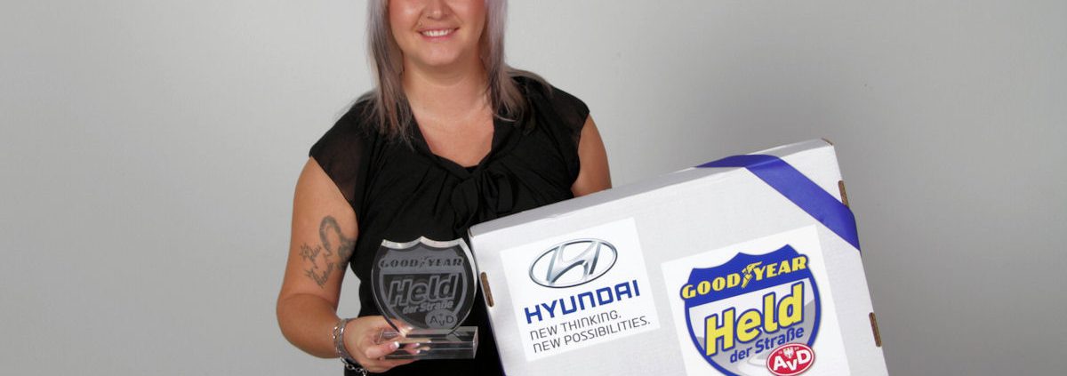 Janett Hupka mit Hyundai Paket und Pokal tb