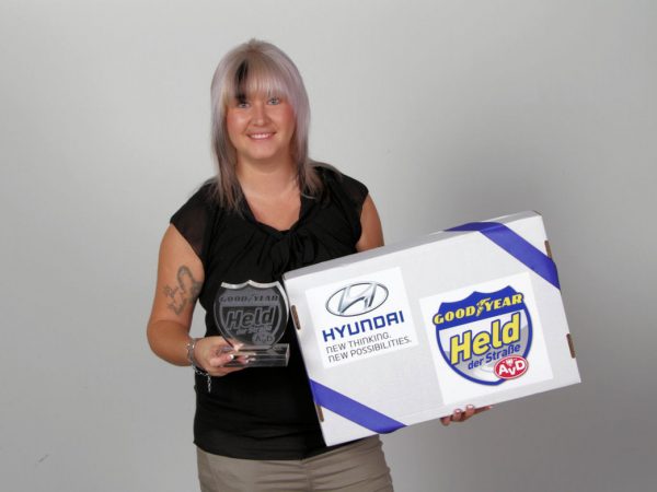 Janett Hupka mit Hyundai Paket und Pokal tb
