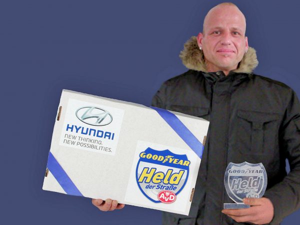 B5 Held mit Paket u Pokal neutral tb