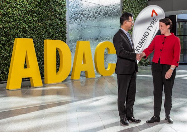 ADAC und Kumho Charles Kim und Andrea Stehmeyer tb
