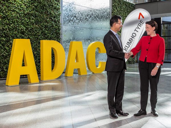ADAC und Kumho Charles Kim und Andrea Stehmeyer tb
