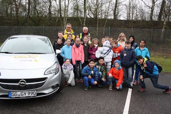 Michelin Achtung Auto Gruppenfoto tb