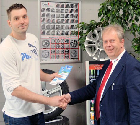 tyre1 Mitarbeiter übergibt DFB Tickets an Gewinner Enrico Graf vom Auto Service Graf aus Berlin tb