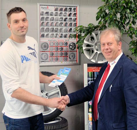 tyre1 Mitarbeiter übergibt DFB Tickets an Gewinner Enrico Graf vom Auto Service Graf aus Berlin tb