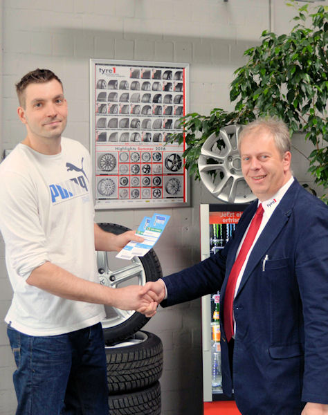 tyre1 Mitarbeiter übergibt DFB Tickets an Gewinner Enrico Graf vom Auto Service Graf aus Berlin tb