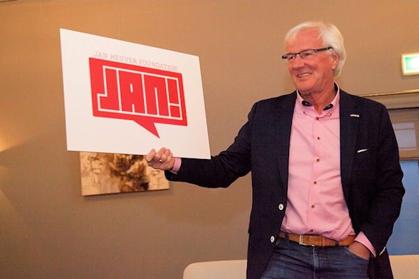 Jan Heuver ontvangt eigen foundation bij afscheid lowres tb