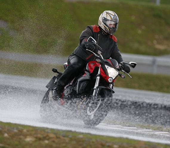Metzeler Roadtec 01 Nässe