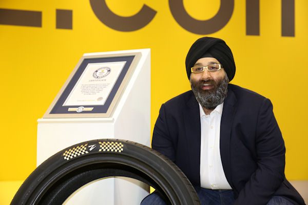 Harjeev Khandari mit Weltrekordreifen klein