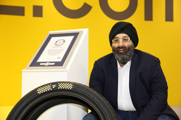 Harjeev Khandari mit Weltrekordreifen klein