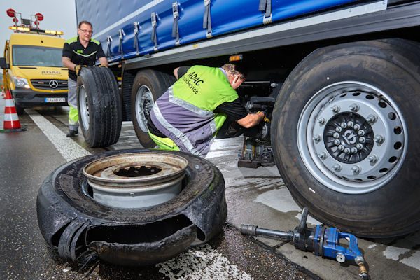 ADAC TS Reifeneinsatz klein