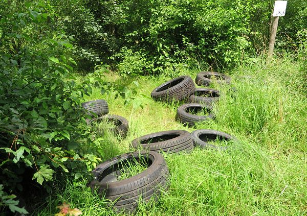 Altreifen wild entsorgt in Heuchelheim