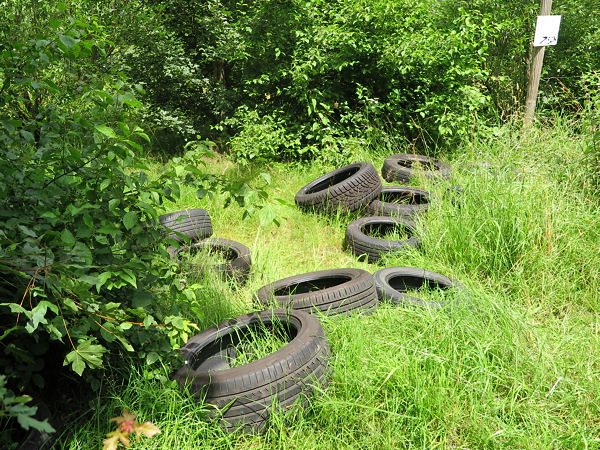 Altreifen wild entsorgt in Heuchelheim
