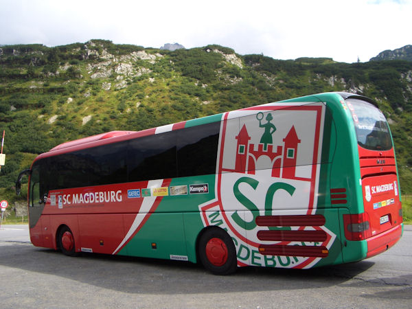 Bus des SC Magdeburg klein