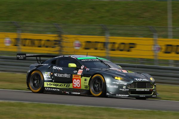 Dunlop Aston Martin siegt bei Nürburgring klein