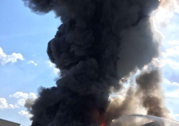 Feuer in Reifenlagerhalle klein