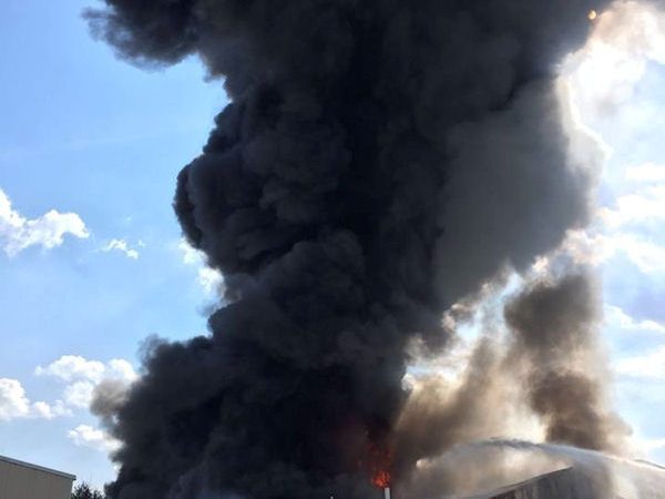 Feuer in Reifenlagerhalle klein