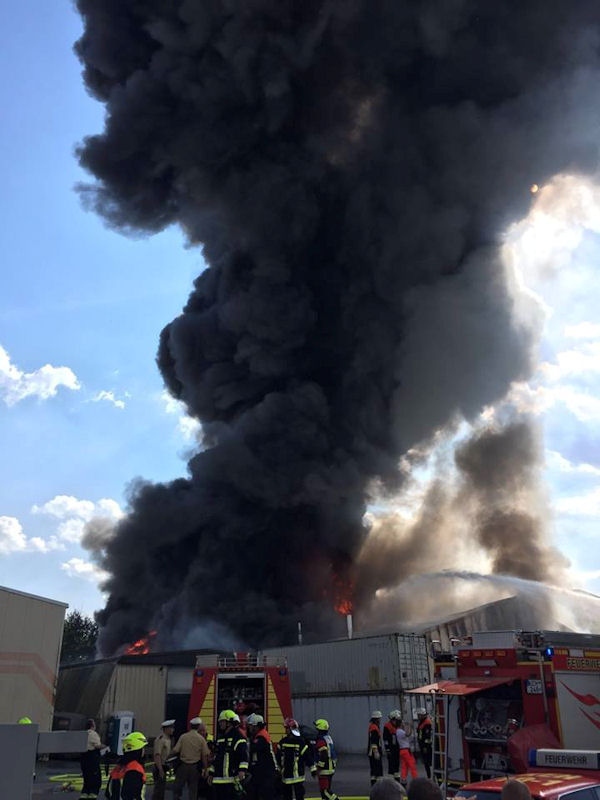 Feuer in Reifenlagerhalle klein