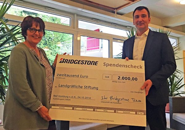 Bridgestone übergibt Spendenscheck klein